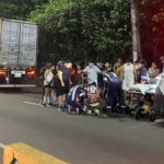 Acidente de trânsito com ambulância, bombeiros e caminhão da Maersk.