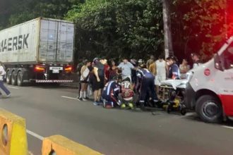 Acidente de trânsito com ambulância, bombeiros e caminhão da Maersk.