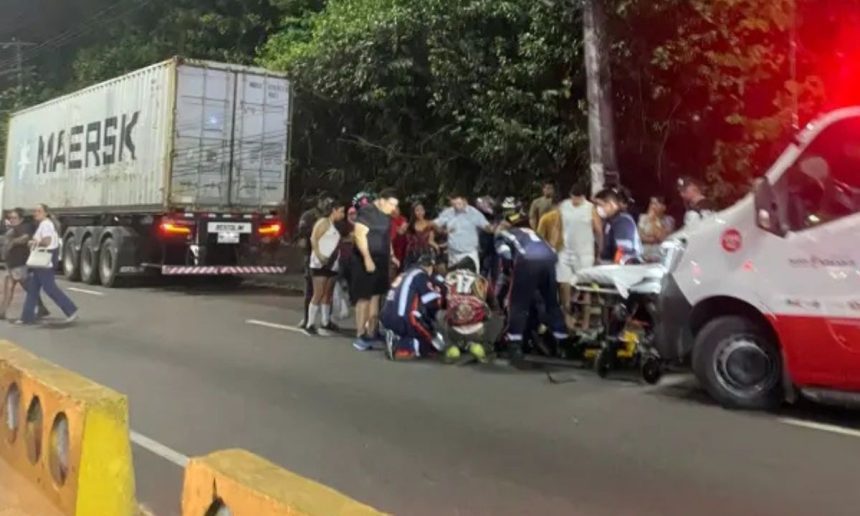 Acidente de trânsito com ambulância, bombeiros e caminhão da Maersk.