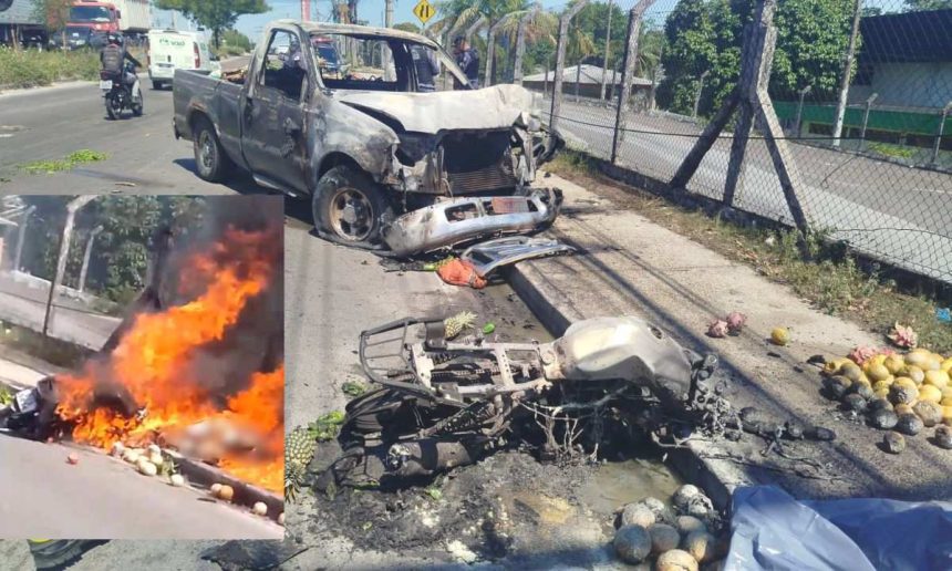 Acidente de trânsito com veículo e moto em chamas, com frutas espalhadas na via.