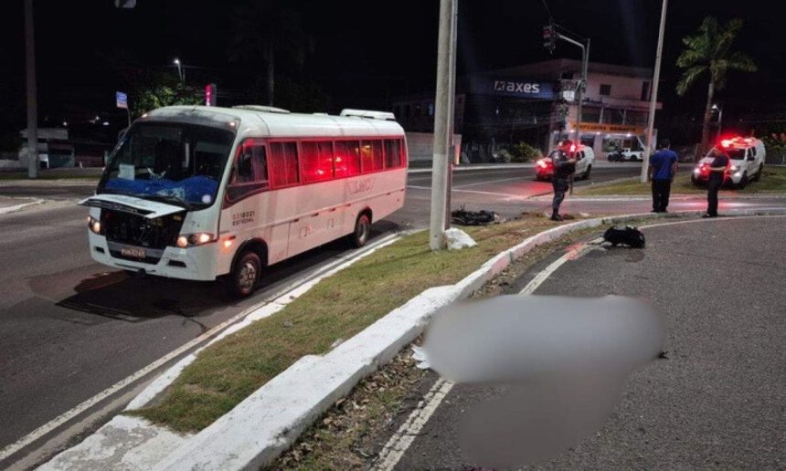 Acidente entre micro-ônibus e moto deixa vítima fatal em Manaus