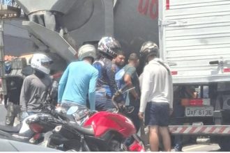 Acidente envolvendo caminhões e moto no bairro Coroado.