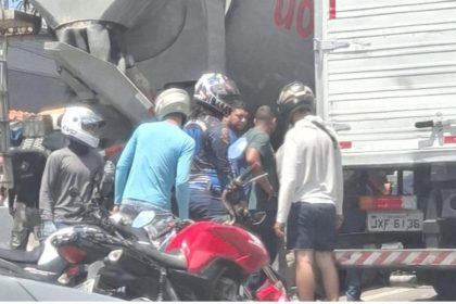 Acidente envolvendo caminhões e moto no bairro Coroado.
