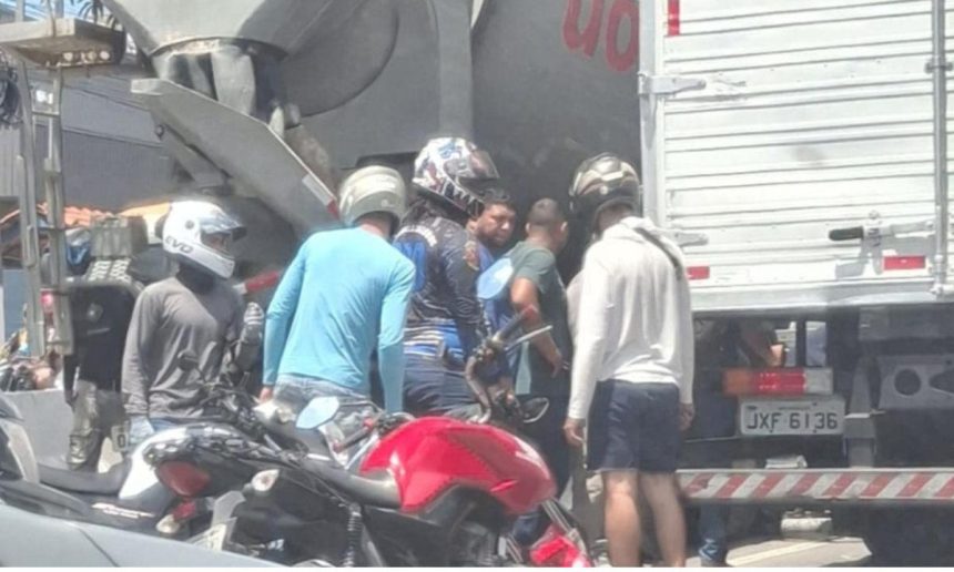 Acidente envolvendo caminhões e moto no bairro Coroado.