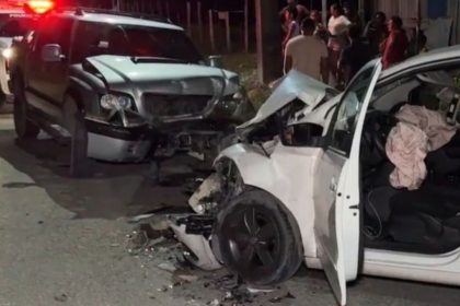 Acidente grave: colisão entre caminhonete S10 e carro Fox deixa veículos danificados.