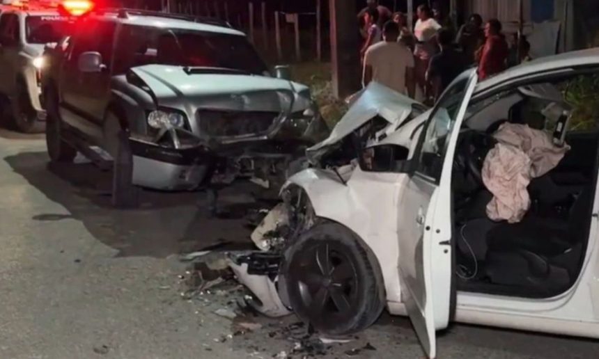 Acidente grave: colisão entre caminhonete S10 e carro Fox deixa veículos danificados.
