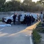 Acidente na Avenida Cosme Ferreira: mulher morta após acidente de moto, com polícia no local.