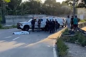 Acidente na Avenida Cosme Ferreira: mulher morta após acidente de moto, com polícia no local.