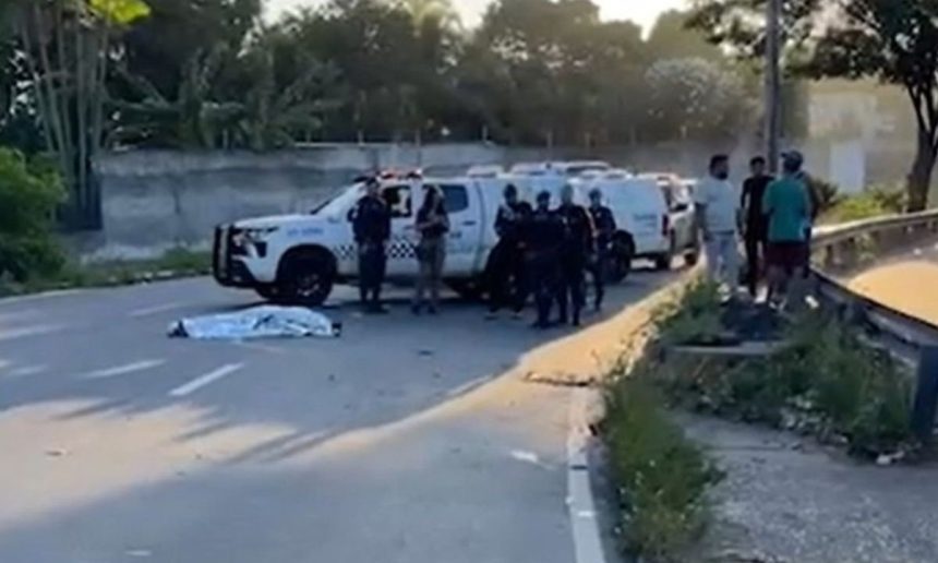 Acidente na Avenida Cosme Ferreira: mulher morta após acidente de moto, com polícia no local.