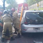 Acidente na Avenida Efigênio Salles: motociclista ferido e carro danificado com bombeiros prestando socorro.