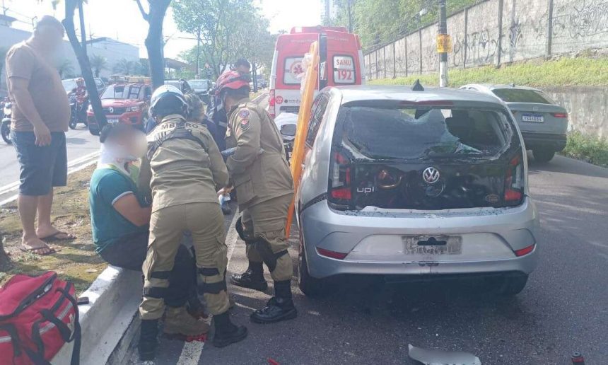 Acidente na Avenida Efigênio Salles: motociclista ferido e carro danificado com bombeiros prestando socorro.