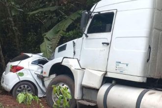 Acidente na BR-174: Caminhão colide com carro, acidente com duas vítimas fatais.
