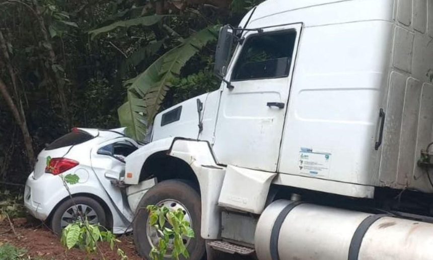 Acidente na BR-174: Caminhão colide com carro, acidente com duas vítimas fatais.