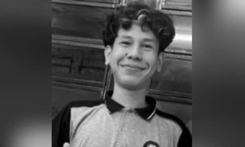 Adolescente sorrindo, em preto e branco.