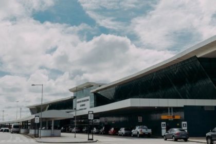 Aeroporto Internacional Eduardo Gomes com o setor de Controle Migratório da Polícia Federal.