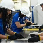 Alunos do SENAI em treinamento prático usando equipamentos de proteção.