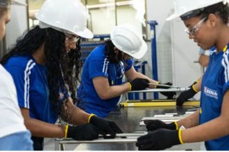 Alunos do SENAI em treinamento prático usando equipamentos de proteção.