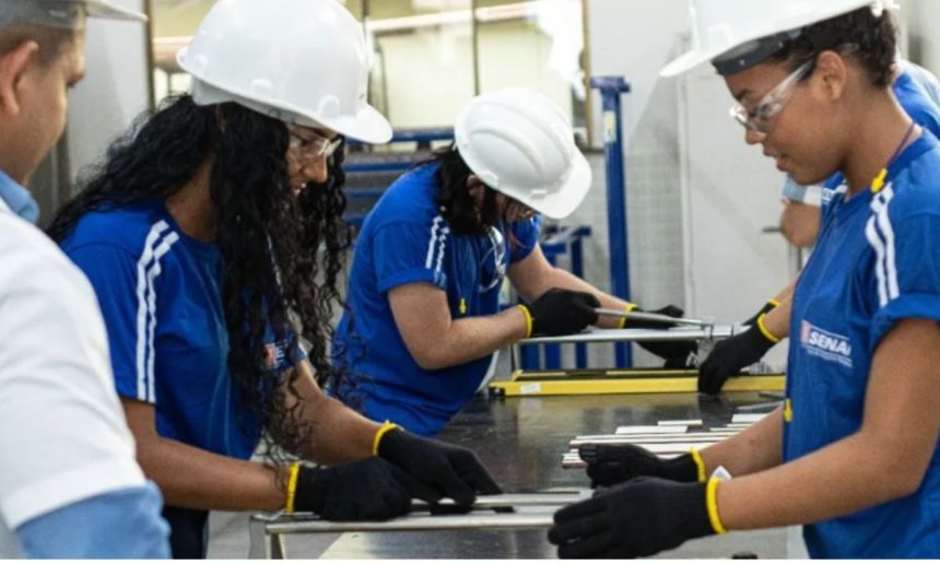 Alunos do SENAI em treinamento prático usando equipamentos de proteção.