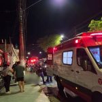 Ambulância no local de um crime com vítimas.