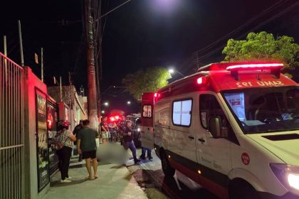 Ambulância no local de um crime com vítimas.