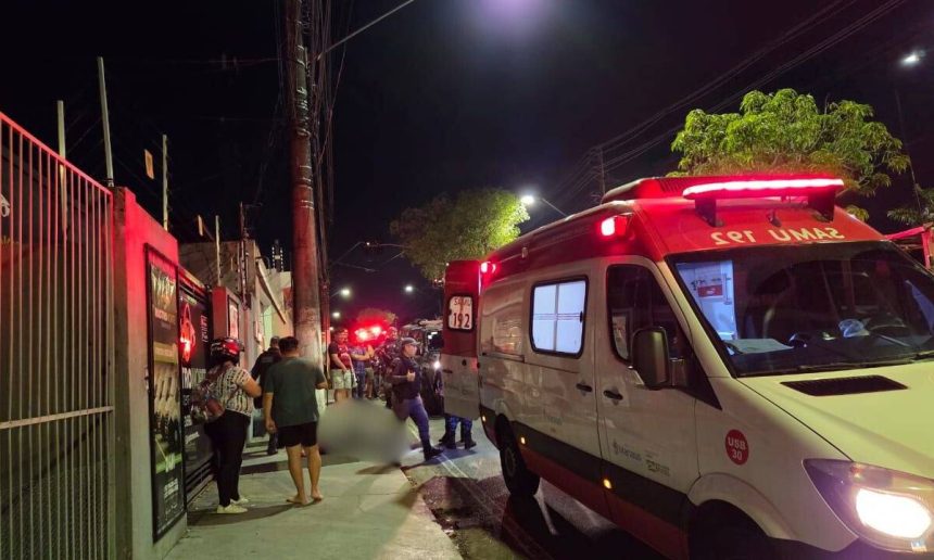 Ambulância no local de um crime com vítimas.