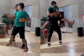Amigos se divertem em cena engraçada, recriando movimentos de luta de forma cômica.