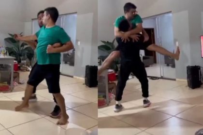 Amigos se divertem em cena engraçada, recriando movimentos de luta de forma cômica.