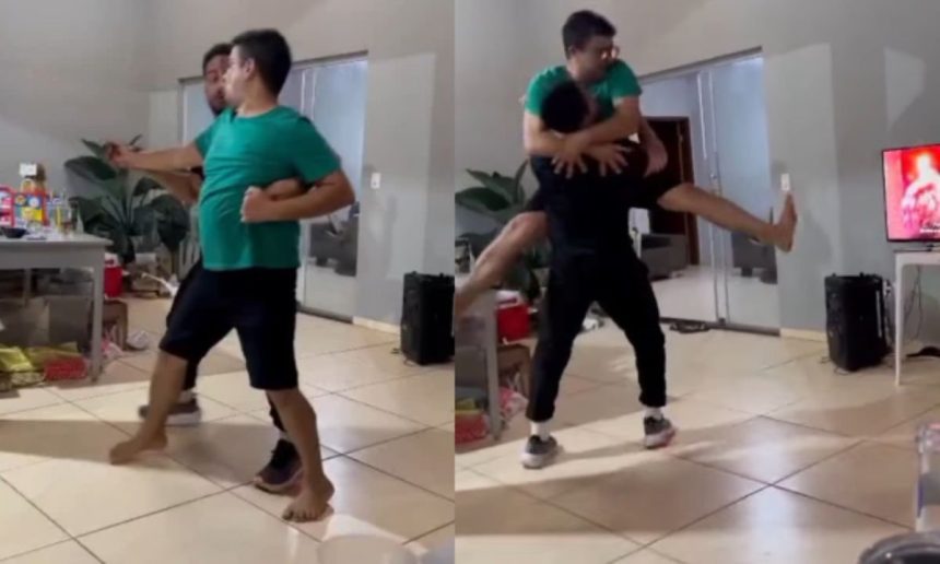 Amigos se divertem em cena engraçada, recriando movimentos de luta de forma cômica.