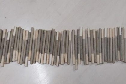 Apreensão de cigarros de maconha pela Polícia Militar. 56 cigarros.
