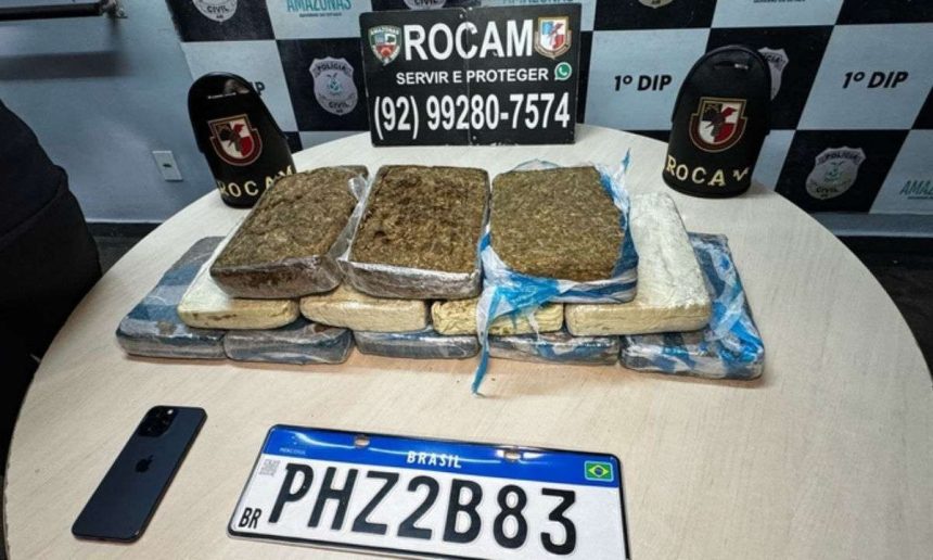 Apreensão de drogas em Manaus: maconha apreendida, placa do veículo, iPhone e objetos relacionados a prisão.