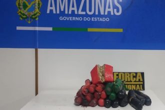 Apreensão de drogas: Pacotes coloridos em uma mesa, com símbolo e inscrição 'Amazonas'