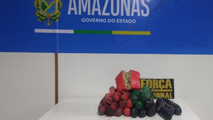 Apreensão de drogas: Pacotes coloridos em uma mesa, com símbolo e inscrição 'Amazonas'