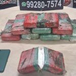 Apreensão de drogas pela Polícia Militar do Amazonas (ROCAM). Pacotes de drogas, telefone e capacete.