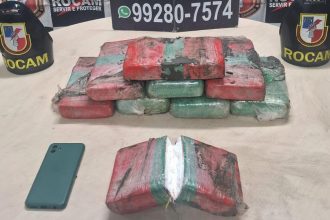Apreensão de drogas pela Polícia Militar do Amazonas (ROCAM). Pacotes de drogas, telefone e capacete.