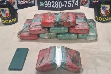 Apreensão de drogas pela Polícia Militar do Amazonas (ROCAM). Pacotes de drogas, telefone e capacete.