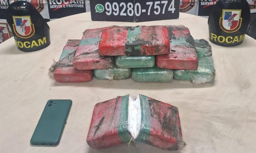 Apreensão de drogas pela Polícia Militar do Amazonas (ROCAM). Pacotes de drogas, telefone e capacete.