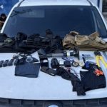 Apresentação de policial civil em Manaus após 10 dias foragida. Itens apreendidos em cima de um carro.