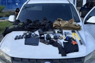 Apresentação de policial civil em Manaus após 10 dias foragida. Itens apreendidos em cima de um carro.