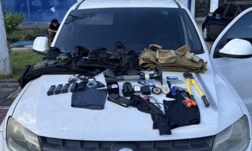 Apresentação de policial civil em Manaus após 10 dias foragida. Itens apreendidos em cima de um carro.