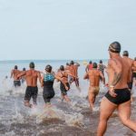 Aquathlon Naval em Manaus: atletas correndo para o mar