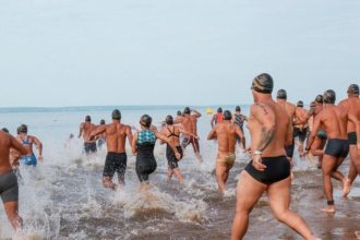 Aquathlon Naval em Manaus: atletas correndo para o mar