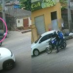 Assalto a mão armada registrado por câmera de segurança: criminosos em fuga de moto após roubo.