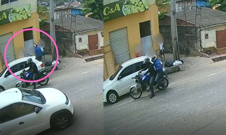 Assalto a mão armada registrado por câmera de segurança: criminosos em fuga de moto após roubo.