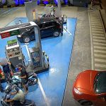 Assalto a posto de gasolina registrado por câmera de segurança.