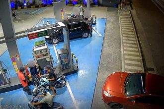 Assalto a posto de gasolina registrado por câmera de segurança.