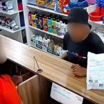 Assalto em clínica veterinária em Manaus: homem com chapéu e funcionária no balcão.