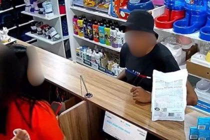 Assalto em clínica veterinária em Manaus: homem com chapéu e funcionária no balcão.