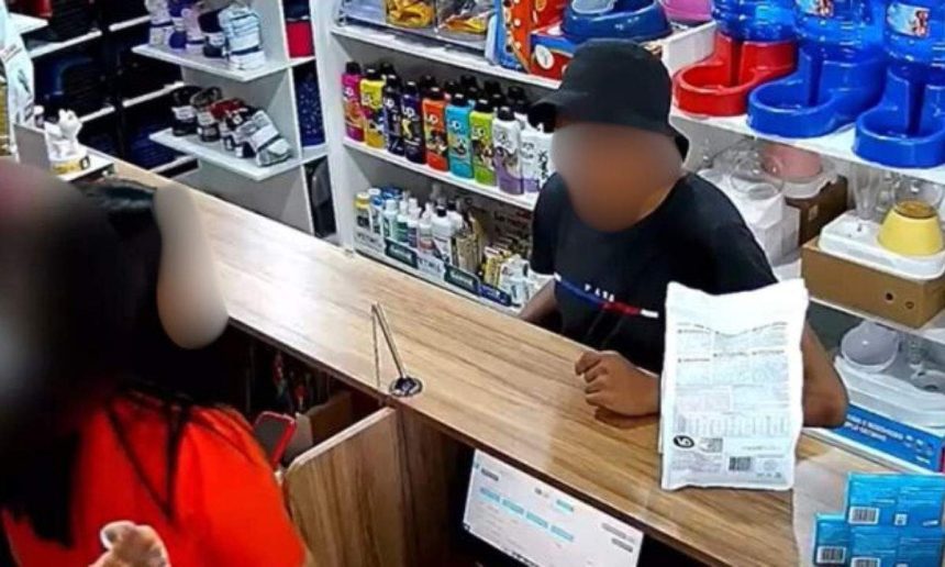 Assalto em clínica veterinária em Manaus: homem com chapéu e funcionária no balcão.