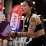 Atleta de pickleball em ação durante a Copa Norte de Pickleball em Manaus