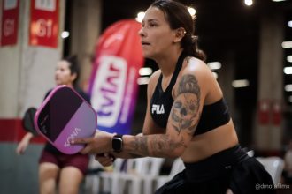 Atleta de pickleball em ação durante a Copa Norte de Pickleball em Manaus